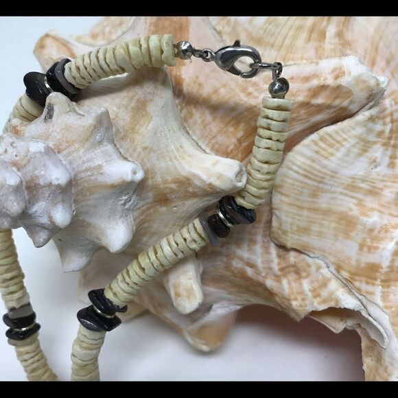 NWOT Puka and shell necklace, with brown stones. - Picture 4 of 5